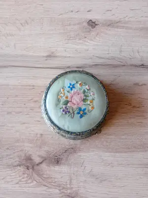 Niet of onleesbaar gesigneerd - Kaptafelset jaren 50/60 kopen? Bied vanaf 1!