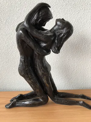 Niet of onleesbaar gesigneerd - Groot beeld " VERLIEFD STEL " kopen? Bied vanaf 1!