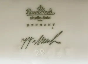 Jan van der Vaart - Porseleinen vaas met zwart en verguld lineair decor uitgevoerd voor Rosenthal kopen? Bied vanaf 95!