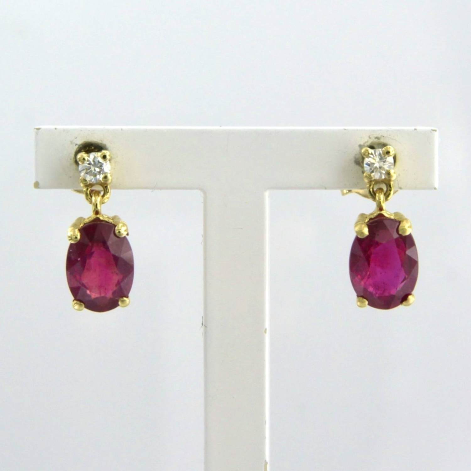 18k geelgouden oorhangers bezet met robijn en diamant tot. 0.10ct kopen? Bied vanaf 550!