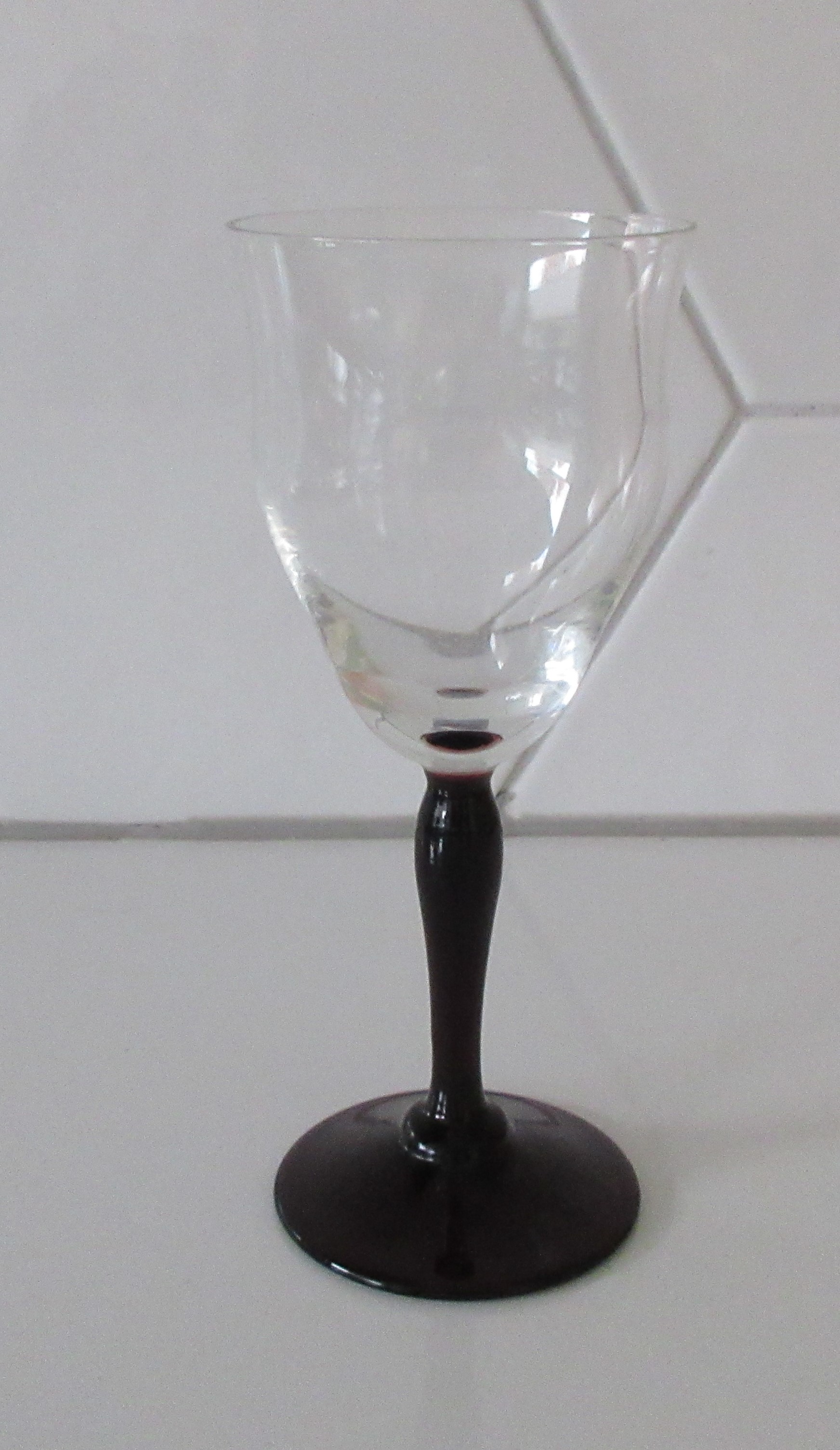 Willem Rozendaal - Een sherry glas servies Ajax met paarse voet en steel verkocht voor € 5!