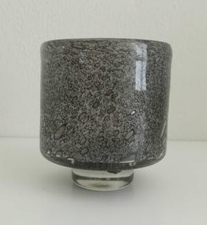 Niet of onleesbaar gesigneerd - Unieke vaas op voet, glas met luchtbellen in tinten grijs. Mondgeblazen. kopen? Bied vanaf 1!