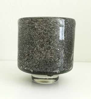 Niet of onleesbaar gesigneerd - Unieke vaas op voet, glas met luchtbellen in tinten grijs. Mondgeblazen. verkocht voor € 1!