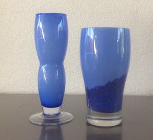 Niet of onleesbaar gesigneerd - VIER BLAUWE GLAZEN VAZEN kopen? Bied vanaf 1!