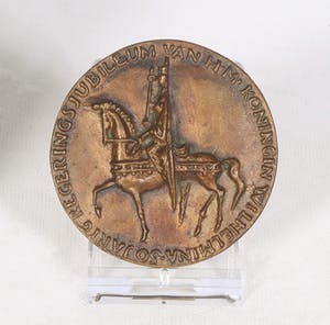 Loekie Metz - Bronzen penning, 50 jarig regeringsjubileum van H.M. Koningin Wilhelmina kopen? Bied vanaf 20!