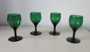 Curiosa - Vier antieke begin 19e eeuw Witte Wijnglazen van groen glas kopen? Bied vanaf 1!