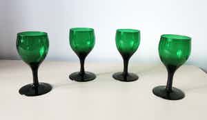 Vier antieke begin 19e eeuw Witte Wijnglazen van groen glas verkocht voor € 1!