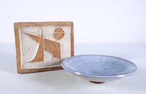 Dirk Hubers - Aardewerk, Schotel op voet en hangtegel kopen? Bied vanaf 80!