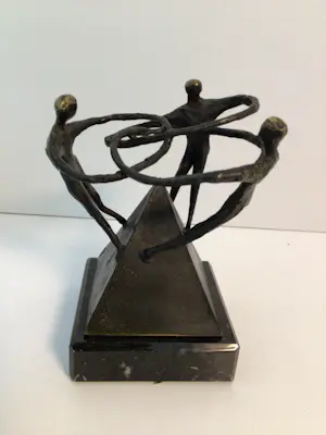 Corry Ammerlaan - Sculptuur “ Verbondenheid “ zeldzaam kopen? Bied vanaf 1!