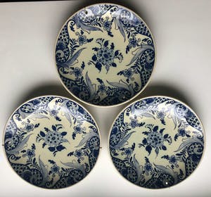 Niet of onleesbaar gesigneerd - Drie decoratieve hangborden, Delfts Blauw kopen? Bied vanaf 1!