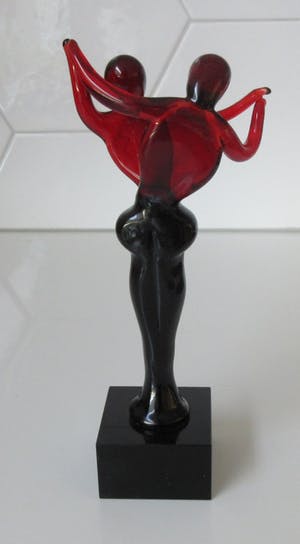 Niet of onleesbaar gesigneerd - Rood glazen sculptuur van verliefd stel kopen? Bied vanaf 10!