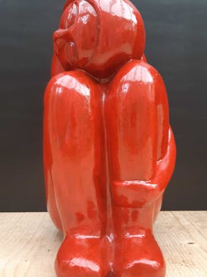 Niet of onleesbaar gesigneerd - Zeer fraai rood-geglazuurd aardewerk beeld. kopen? Bied vanaf 10!