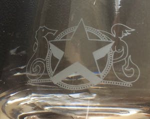 Niet of onleesbaar gesigneerd - Likeurkaraf met drie glazen kopen? Bied vanaf 10!