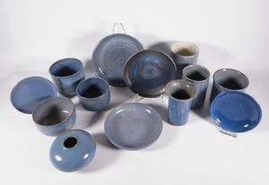 Carla van Ouwenaller - Aardewerk, Lot van 13 blauw geglazuurde schalen, vazen en borden kopen? Bied vanaf 50!