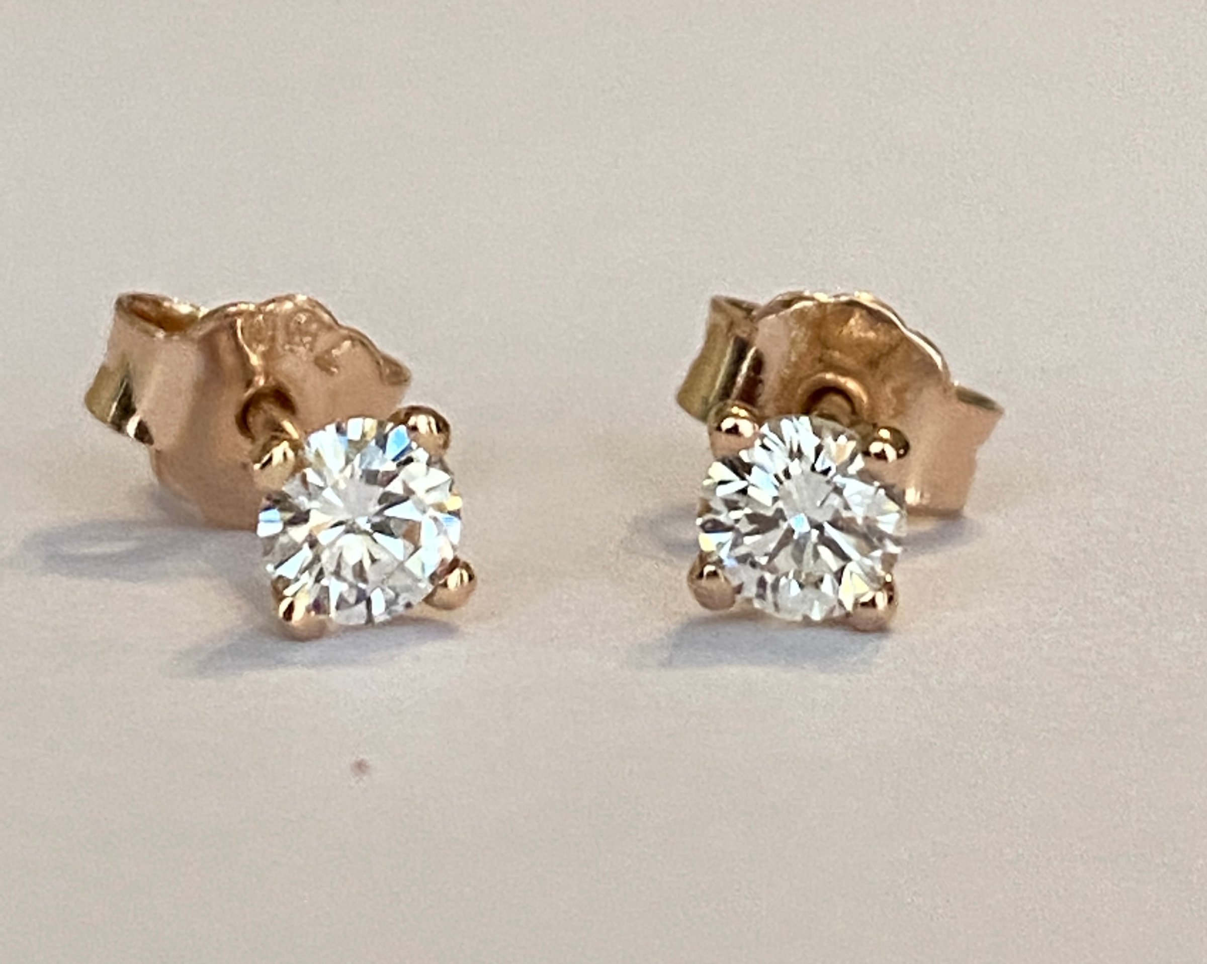 Buy Solitaire oorstekers van 18-karaats roségoud met diamanten (0,39 kt)? Bid from 600!
