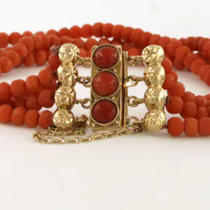 14k gouden slot bezet met koraal aan een drie rijen koralen armband - 20 cm kopen? Bied vanaf 270!