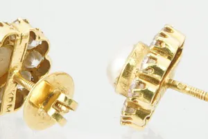 Elegante set 20Krt geel-gouden rozet dames-oorschroeven met parel en zirkonen kopen? Bied vanaf 90!