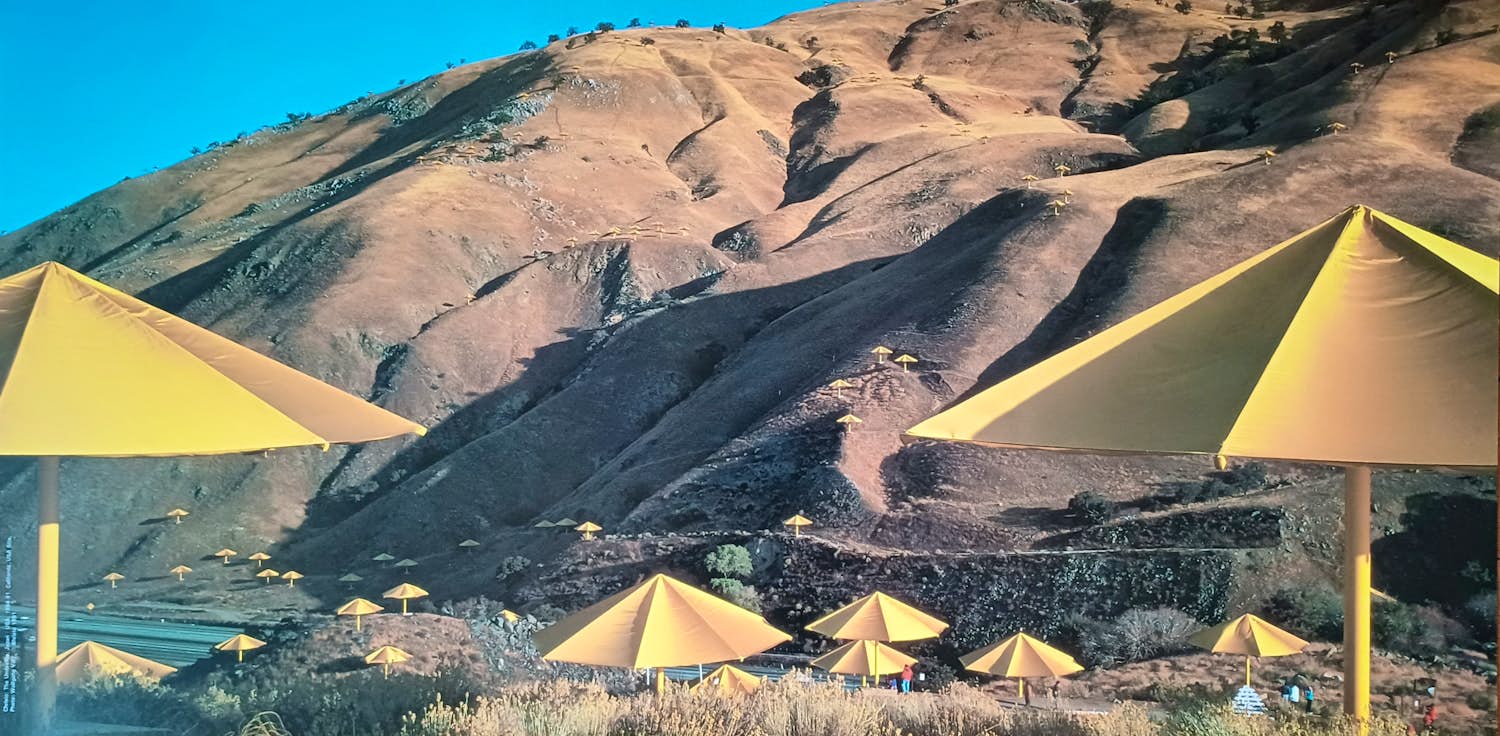 Christo - The umbrellas kopen? Bied vanaf 10!