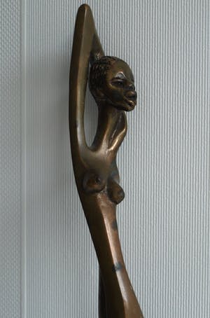 Brons (Onbekend) - Bronzen beeld , Naakte vrouw – gesigneerd ‘LM” – hoogte 46 cm. kopen? Bied vanaf 1!
