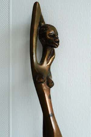 Brons (Onbekend) - Bronzen beeld , Naakte vrouw – gesigneerd ‘LM” – hoogte 46 cm. verkocht voor € 1!