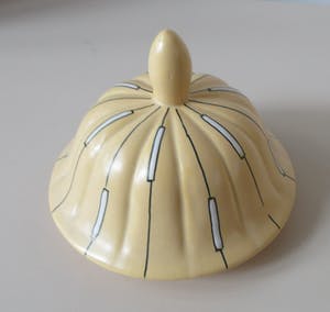 Plateelbakkerij Tiko - Grote eiergele platelen dekselvaas met lineair decor kopen? Bied vanaf 65!