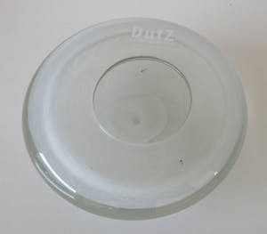 Niet of onleesbaar gesigneerd - Dutz platte ovale blanke en witte glazen kandelaar of votive kopen? Bied vanaf 1!