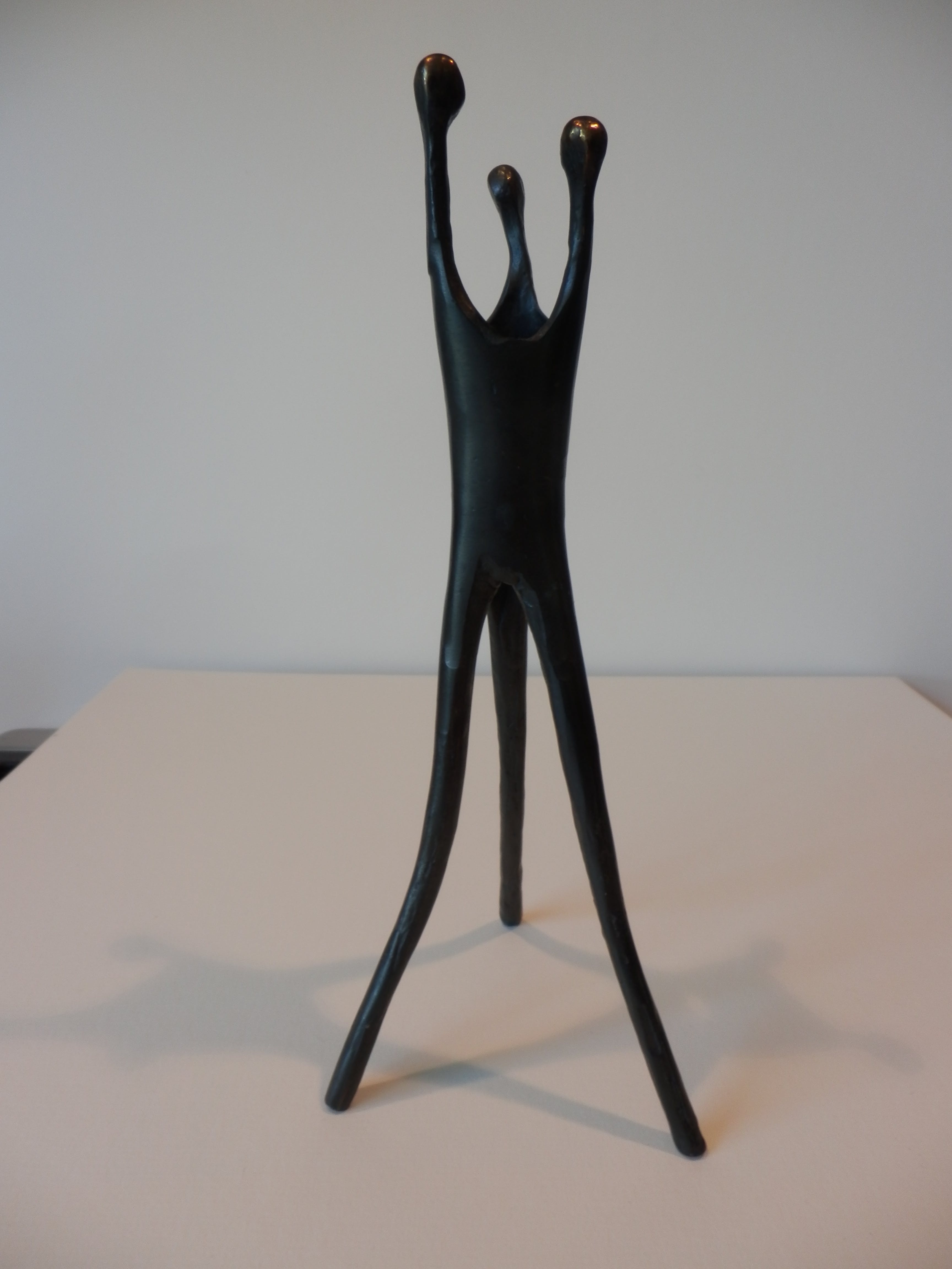 Niet of onleesbaar gesigneerd - Bronzen beeldje DRIE FIGUREN  verkocht voor € 32!