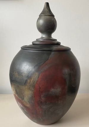 Niet of onleesbaar gesigneerd - Museale Studio Keramische Raku en paardenhaar deksel of urnvaas kopen? Bied vanaf 1!