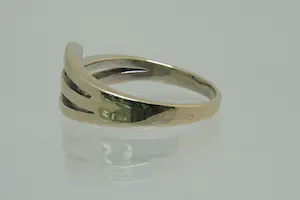 46- Elegant 18Krt gouden ring met 2 briljant geslepen diamanten (0.10ct) kopen? Bied vanaf 270!