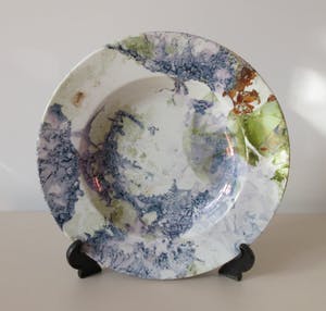 Niet of onleesbaar gesigneerd - Diep Aziatisch Porseleinen bord met gemarmerd lustglazuren decoratie kopen? Bied vanaf 1!