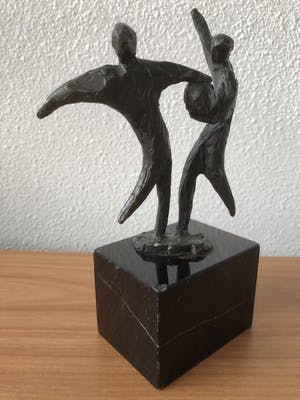 Brons (Onbekend) - Beeldje van 2 personen die vechten om de bal. kopen? Bied vanaf 20!