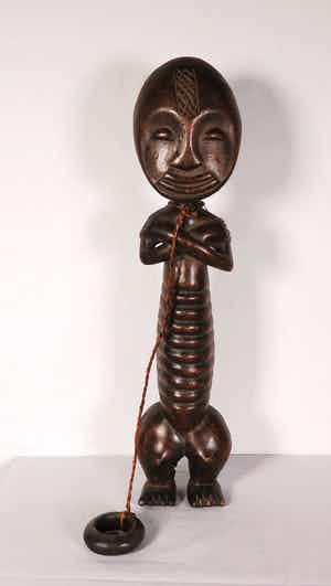 Ashanti - Houten rasp/ muziekinstrument met ring verkocht voor € 1!