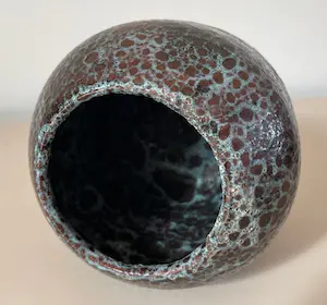 Niet of onleesbaar gesigneerd - Vintage aardewerken vaasje met lichtblauw bruisglazuur kopen? Bied vanaf 1!