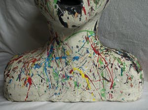 Niet of onleesbaar gesigneerd - Beeld van beton , ‘Hoofd met open schedelhelft’ - beschilderd kopen? Bied vanaf 1!