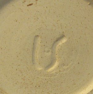 Lou Schwirtz - Eivormig keramisch vaasje met met ruw Aubergine kleurig glazuur kopen? Bied vanaf 38!