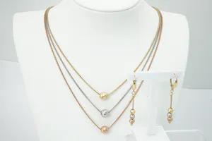 Chique Set 18 Krt tricolor gouden halssierraad en paar oorhangers - gekeurd kopen? Bied vanaf 470!