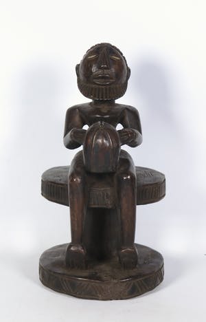 Dogon - Houten beeld van man op kruk met een watervat kopen? Bied vanaf 1!