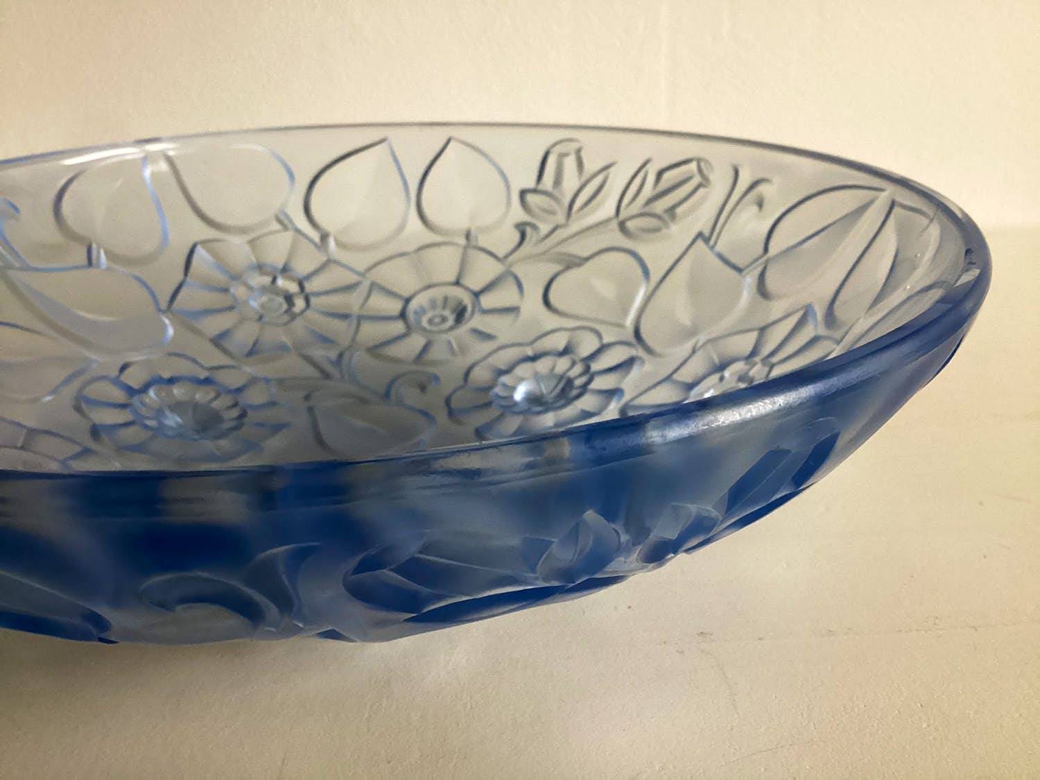 Niet of onleesbaar gesigneerd - Art Deco schaal met bloemen motief kopen? Bied vanaf 1!