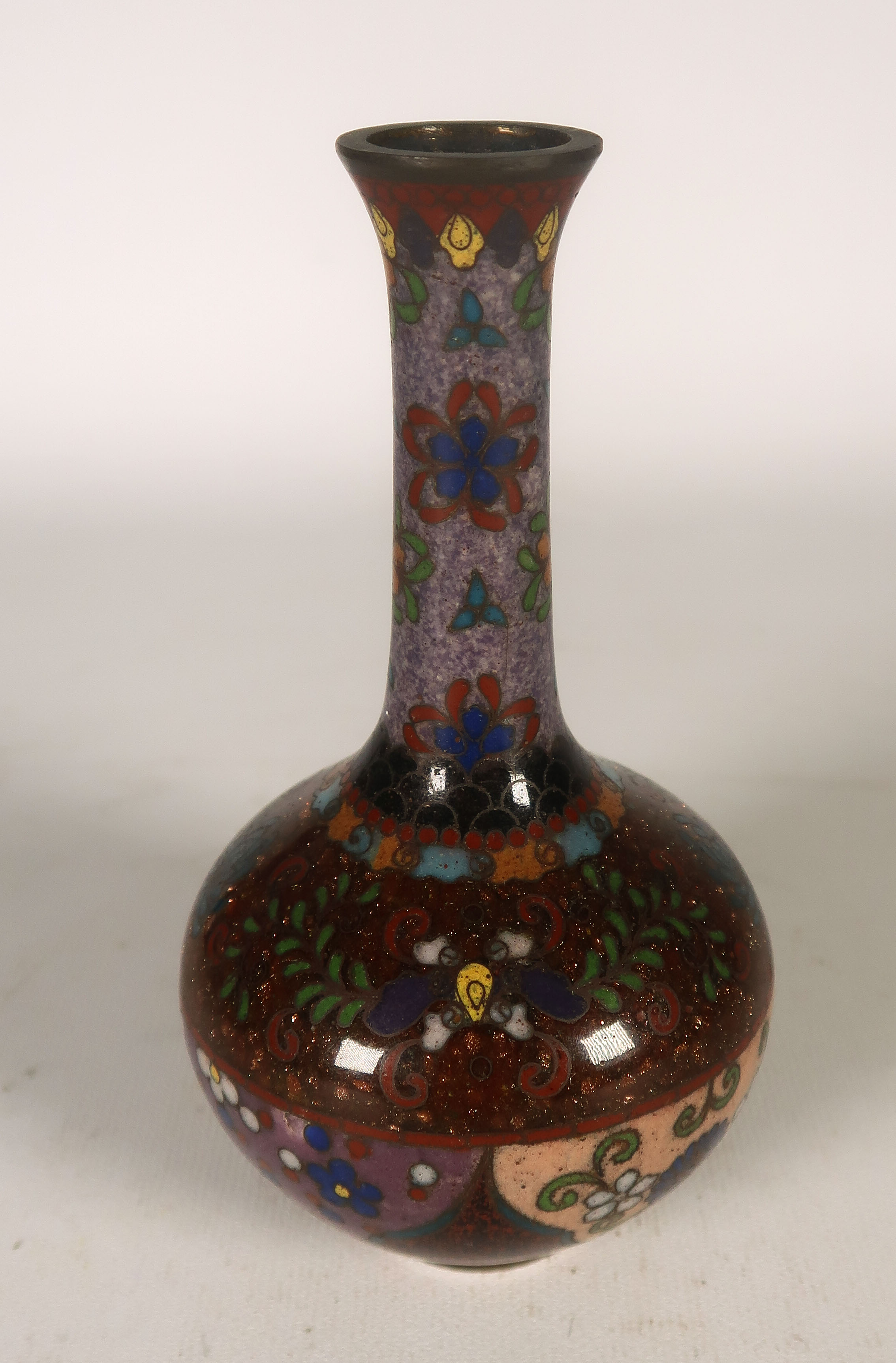 Niet of onleesbaar gesigneerd - Emaille op koper, Japans cloisonné vaasje verkocht voor € 1!