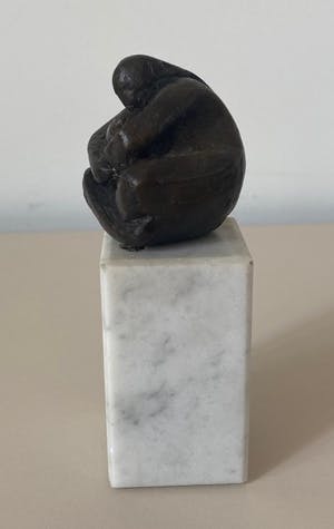Niet of onleesbaar gesigneerd - Bronzen beeldje moeder met baby - gesigneerd kopen? Bied vanaf 1!