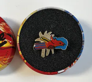 Corneille - PIN'S De rode vogel Gegraveerde signatuur 2002 kopen? Bied vanaf 1!