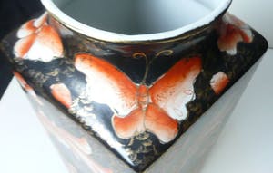Niet of onleesbaar gesigneerd - Chinesische Vase, Schwarzgrund, handbemalt mit Koj, um 1950 kopen? Bied vanaf 1!
