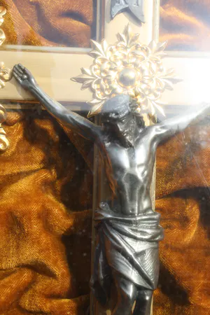 Niet of onleesbaar gesigneerd - Prachtige Bronzen Jezus aan Kruis achter Bol Glas - Fluweel, Brons, Glas kopen? Bied vanaf 1!