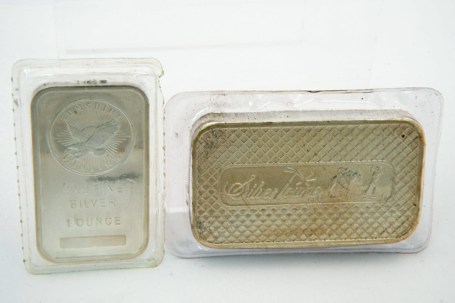 75 - Twee zilveren baartjes van Silver Towne en Sunshine Minting in Plastic kopen? Bied vanaf 260!