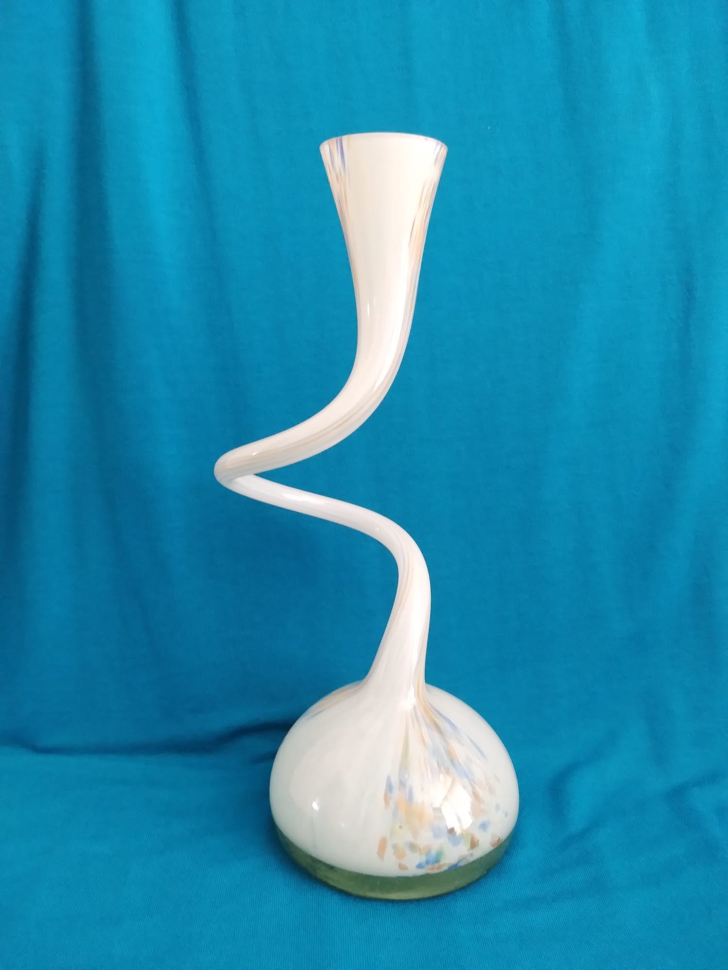 Niet of onleesbaar gesigneerd - sierlijke, gedraaide vaas, handgemaakt verkocht voor € 1!