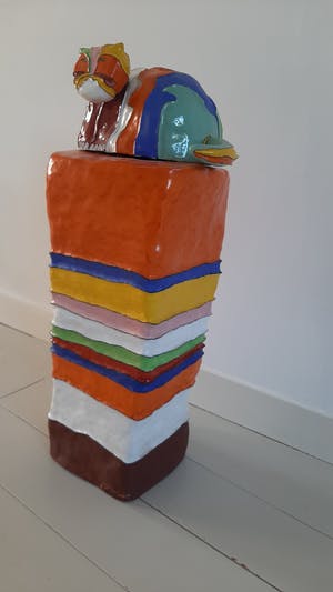 Maggi Giles - Kat op sokkel kopen? Bied vanaf 850!