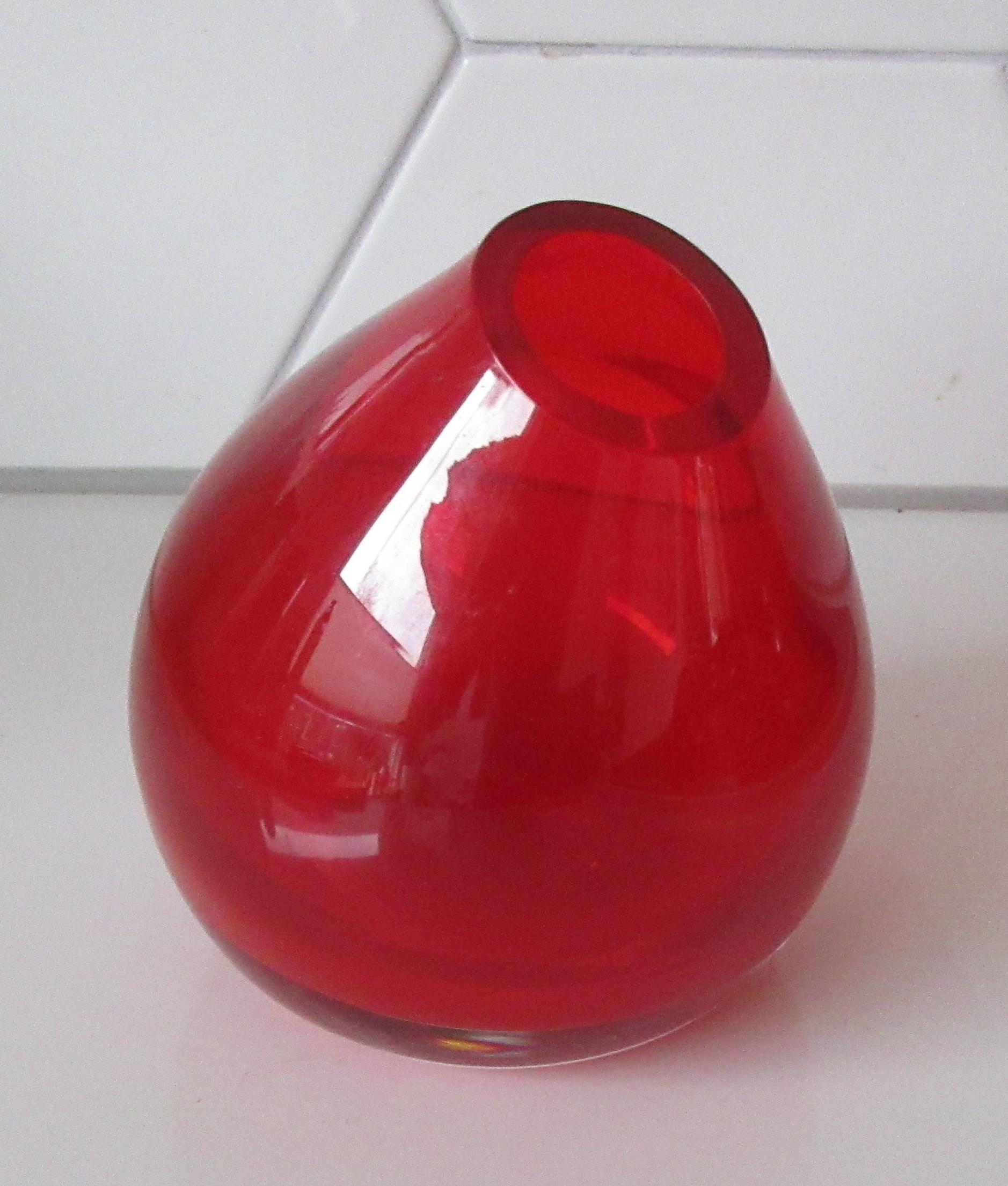 Niet of onleesbaar gesigneerd - Rode dubbelwandig glazen design vaasje kopen? Bied vanaf 1!