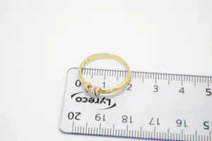 69 - Zo goed als nieuwe 18krt gouden solitair ring met 0.15ct (I/si3) diamant kopen? Bied vanaf 190!