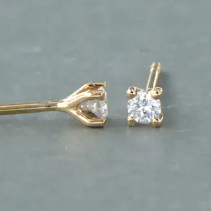 18k roodgouden oorknoppen bezet met briljant geslepen diamant 0.22ct kopen? Bied vanaf 300!