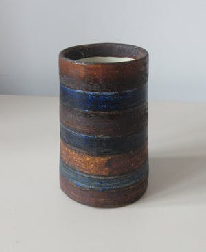 Wim Fiege - Roestbruin en blauw gestreept aardewerk vaasje kopen? Bied vanaf 18!